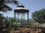 Promenade mit einer riesigen Terrasse am Schluchtfelsen