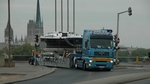 mehrere Schwertransporter kommen uns entgegen