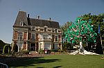 Kaffeepause in einem Pariser Vorort / Der Baum besteht aus lauter leeren Plastikflaschen !