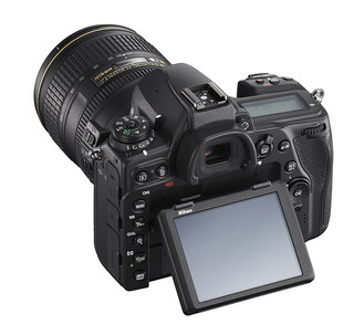 Nikon D-780 R&uuml;ckansicht mit Klappdisplay